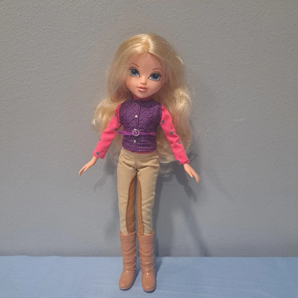 MGA Moxie Girlz Avery Doll 2009 Horse‎ Riding Club Outfit Blonde Blue Eyes Toy